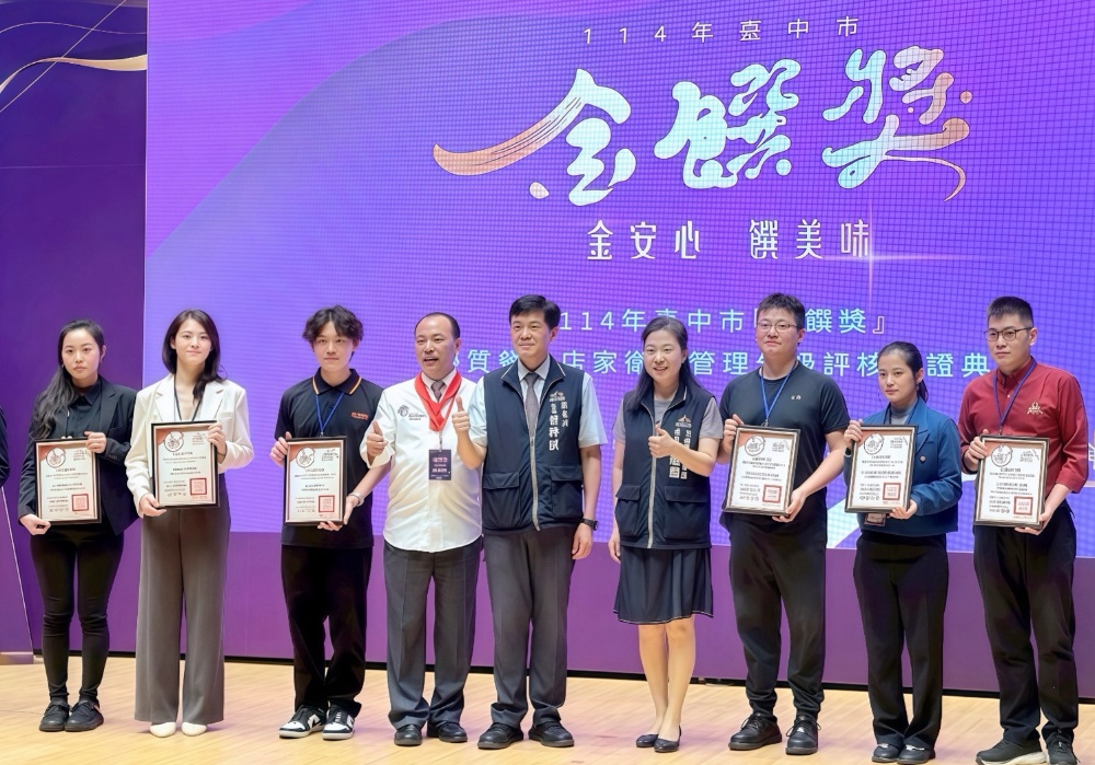 圖▲焦糖楓好消息，榮獲「台中金饌獎」評核優良餐飲業者。（左2）為焦糖楓執行長 陳妍霖。