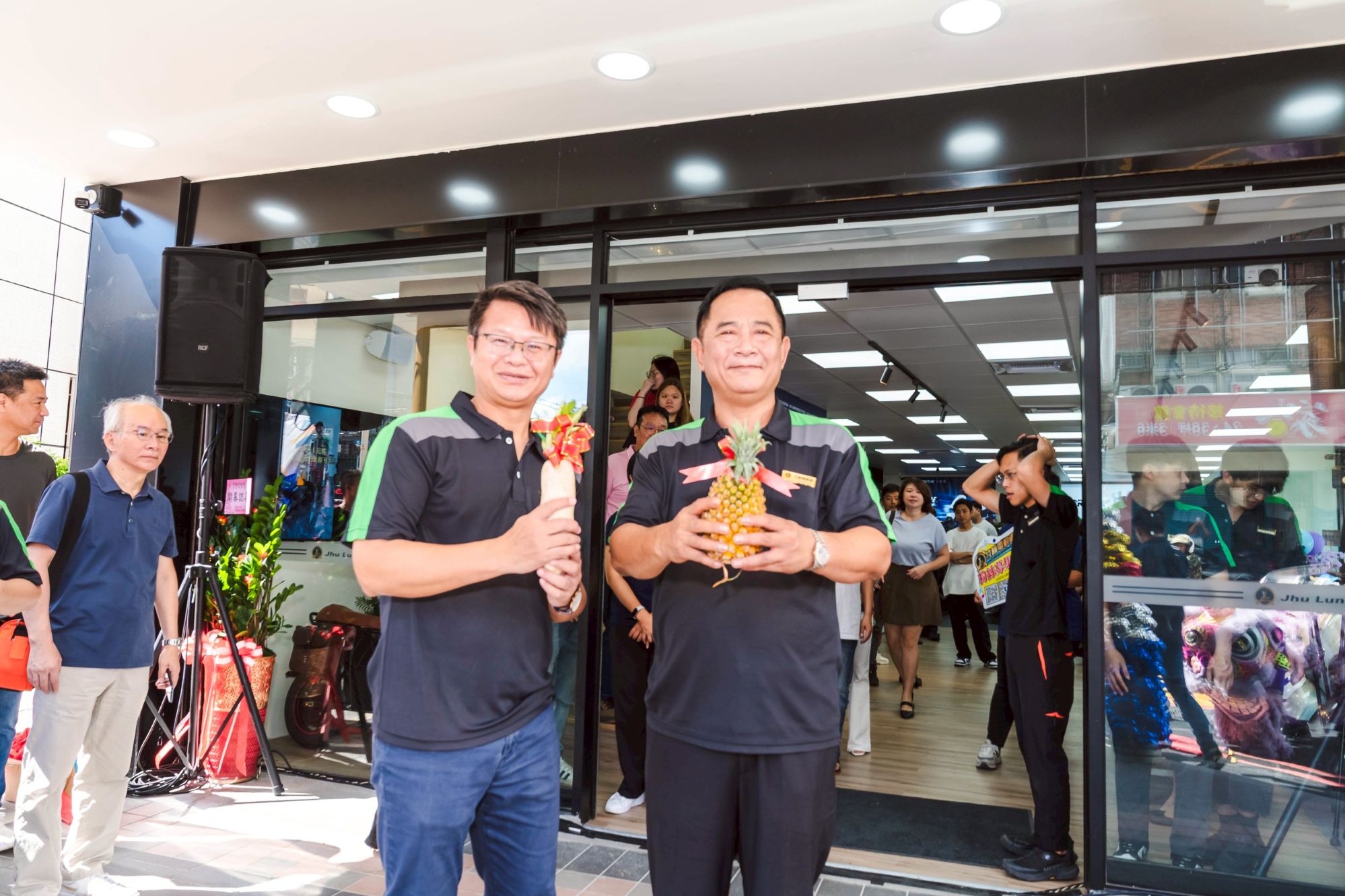 圖▲竹輪智能移動股份有限公司總經理 鍾志明（左）與竹輪電動車股份有限公司創辦人 劉順豪（右）。(圖/業者提供)