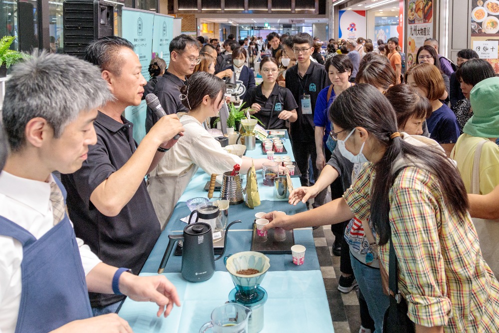 圖▲翁章梁縣長請日本民眾試飲阿里山咖啡。