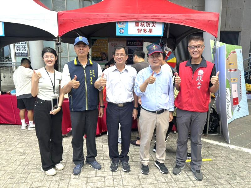 《圖說》新北消防陳崇岳局長(中)、陳國忠副局長(右二)、蔡武忠副局長(右二)、政風主任林三龍至活動現場參與廉政宣導活動。〈消防局政風室提供〉