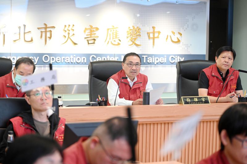 《圖說》侯友宜市於災害應變中心了解東北季風及風神颱風外圍環流共伴效應豪大雨影響。〈新北市府提供〉