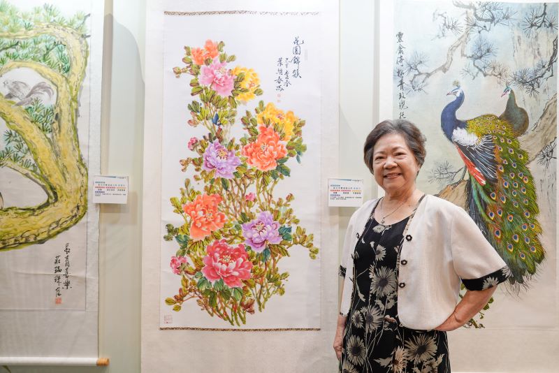 《圖說》現年82歲的葉綉春參加松年大學達15年,因喜愛牡丹花,創作出無數幅牡丹盛開畫作。〈社會局提供〉