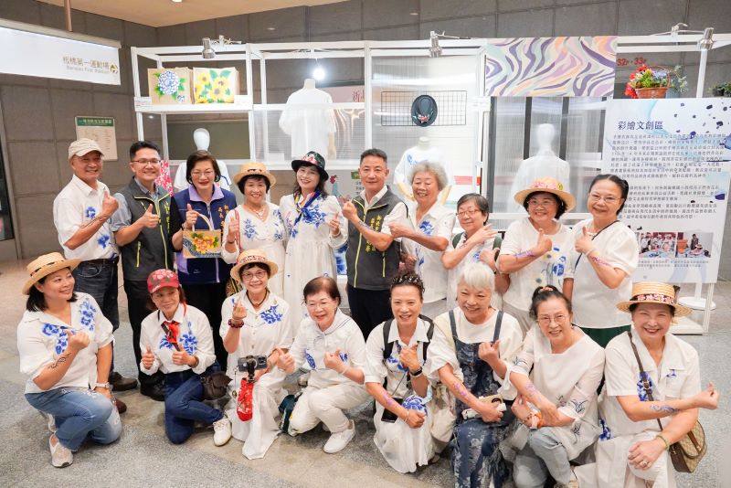 《圖說》穿上自己的創作,新北長輩們自信秀出在松年大學完成的服飾設計。〈社會局提供〉