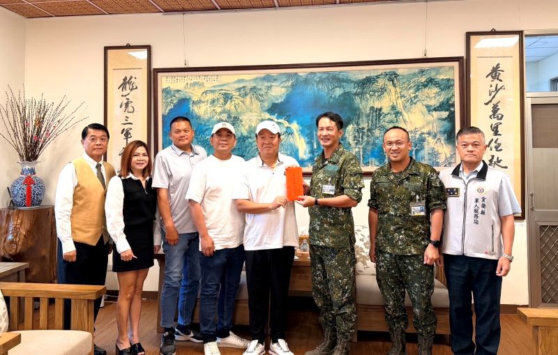 慰問協助救災官兵 林以勝率宜蘭在地企業致謝陸軍蘭指部 11 《圖說》宏鎰集團林以勝董事長致贈陸軍蘭陽地區指揮部慰問金,由蘭指部指揮官許政輝代表受贈,左一宏鎰集團尹華忠經理、右一宜蘭軍服站長何中南。〈宏鎰集團提供〉