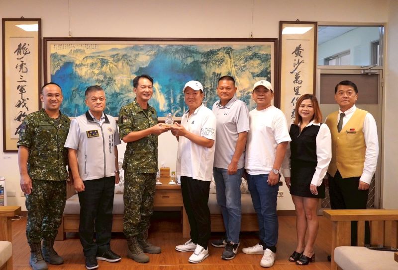 慰問協助救災官兵 林以勝率宜蘭在地企業致謝陸軍蘭指部 12 《圖說》蘭指部指揮官許政輝回贈紀念品。〈宏鎰集團提供〉