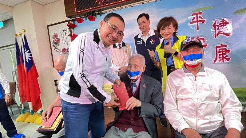 板橋榮家歡慶重陽 侯友宜百歲人瑞敬老金 10 《圖說》侯友宜市長致贈102歲人瑞敬老禮金,右二板橋榮家主任陳桂美。〈板橋公所提供〉