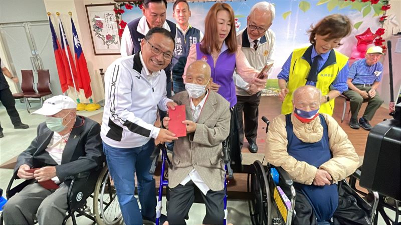 板橋榮家歡慶重陽 侯友宜百歲人瑞敬老金 11 《圖說》侯友宜市長致贈110歲人瑞敬老禮金。〈板橋公所提供〉