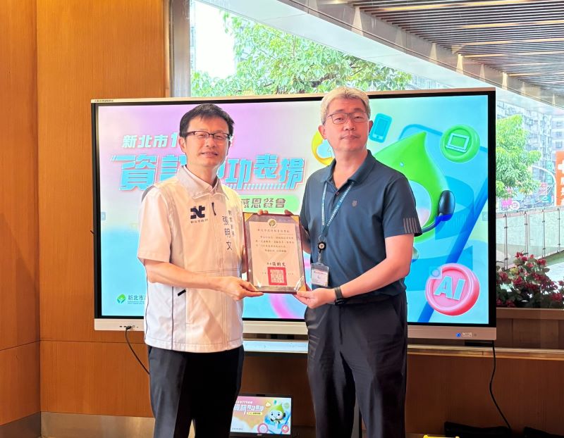讓科技融入學習 新北表揚資訊有功人員 7 《圖說》板橋國小華志仁校長或資訊有功個人獎。〈教育局提供〉