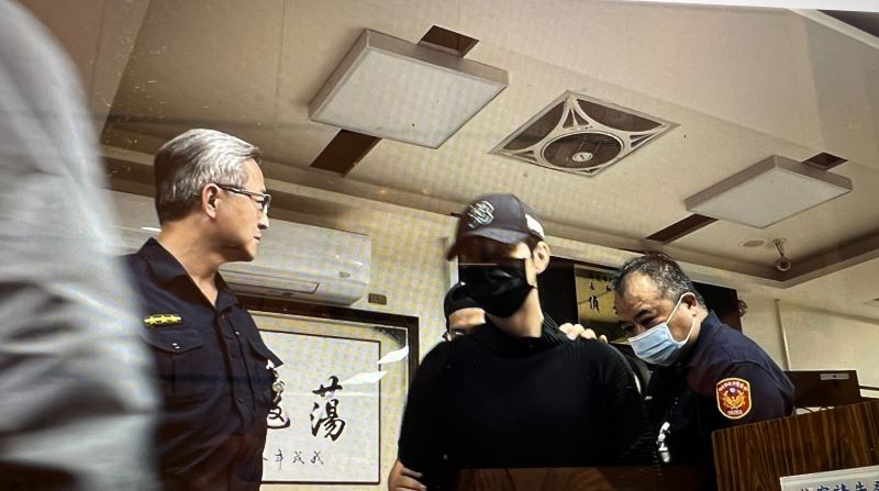 涉閃兵案 4藝人依2罪送新北檢複訊 8 《圖說》涉「閃兵」送新北地檢署藝人。〈取自電視〉