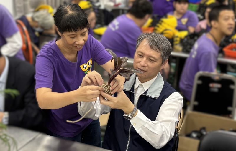 助身心障礙者穩定就業 大安庇護工場遷移土城 4 《圖說》庇護員工教導陳局長體驗綠植水苔球製作過程。〈勞工局提供〉