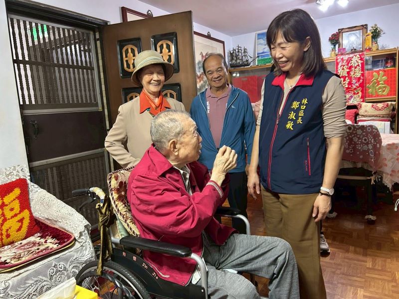 祝福人瑞重陽快樂 林口區長親傳溫暖與敬意 4 《圖說》今年邁入99歲的麗園里徐伯伯認為簡單生活幸福美滿,右為區長鄭淑敏。〈林口公所提供〉