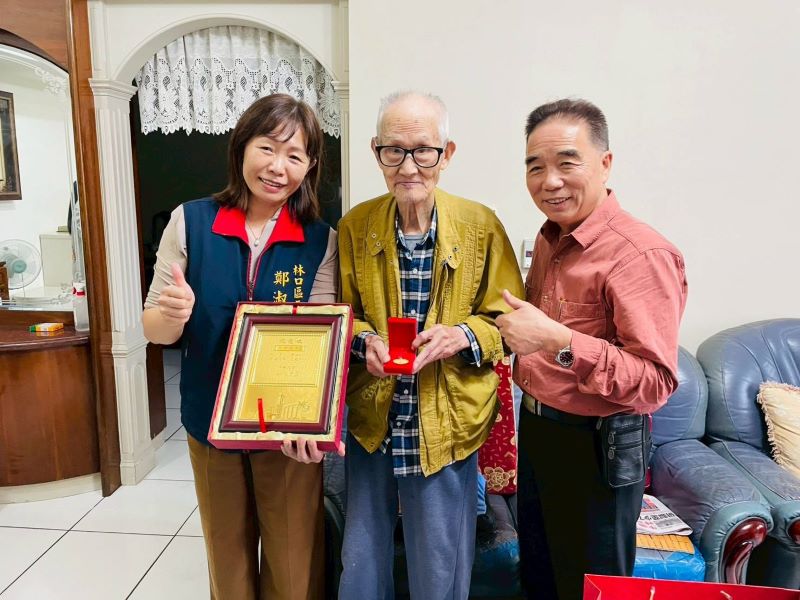 祝福人瑞重陽快樂 林口區長親傳溫暖與敬意 5 《圖說》西林里江伯伯思路清晰與區長話家常。〈林口公所提供〉