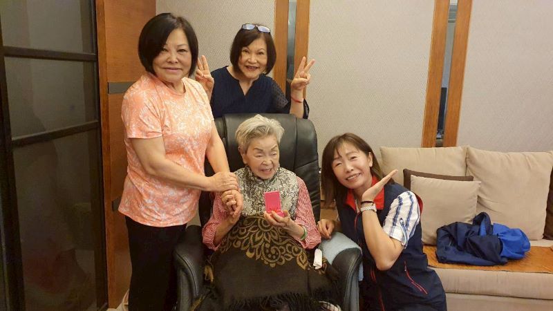 祝福人瑞重陽快樂 林口區長親傳溫暖與敬意 6 《圖說》鄭淑敏感謝有很多溫馨的家人朋友陪伴在我們大寶貝身邊。〈林口公所提供〉