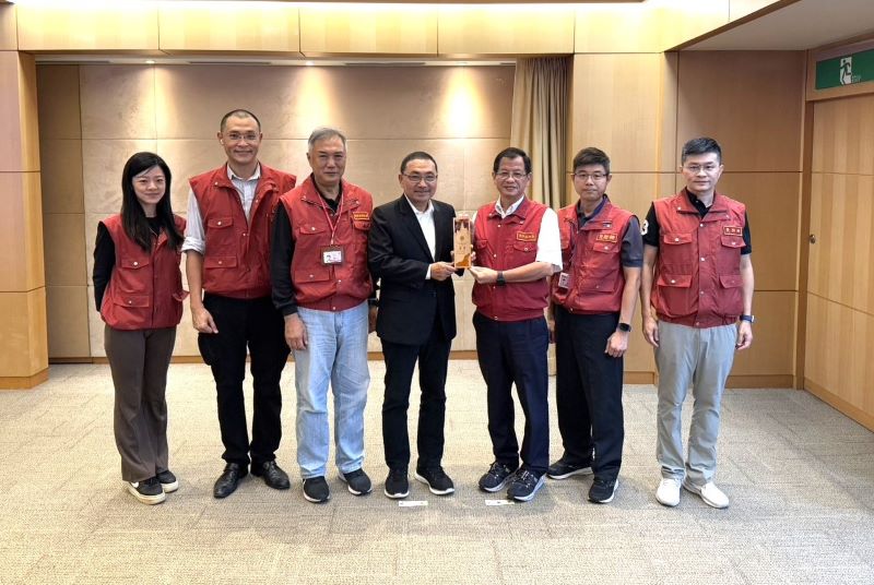 《圖說》消防局長陳崇岳偕團隊於市政會議上獻獎,侯友宜市長親自接受。〈消防局提供〉