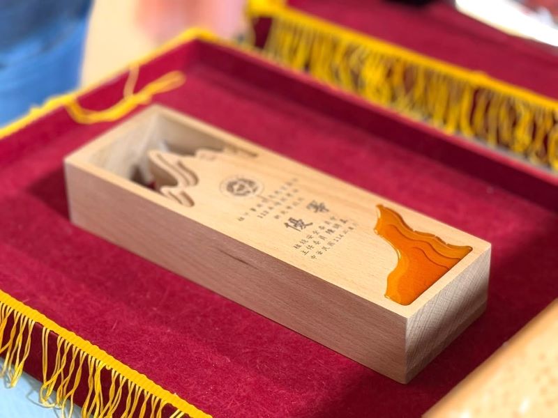 《圖說》新北市「核子事故緊急應變基金績效考核」評比第1名獎盃。〈消防局提供〉