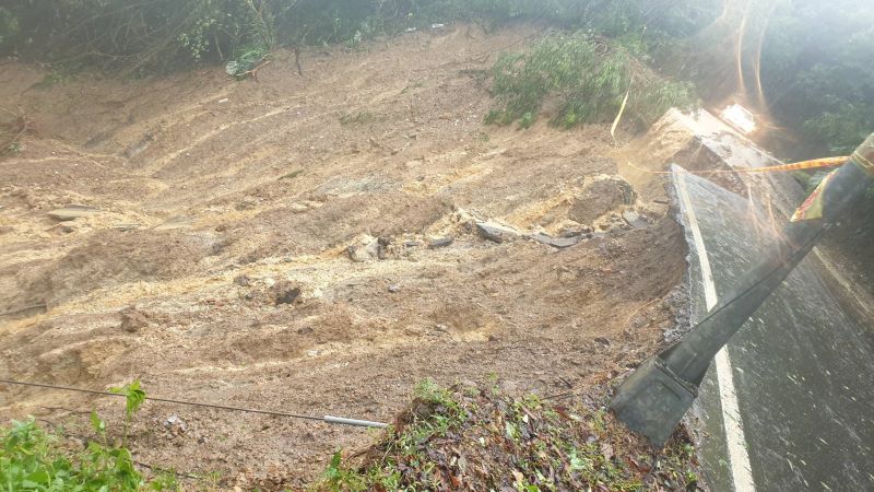 《圖說》汐止區長青路210巷因雨勢不斷，造成邊坡土石滑落，影響通行，養工處立即調派人員及機具到現場搶修。〈工務局提供〉