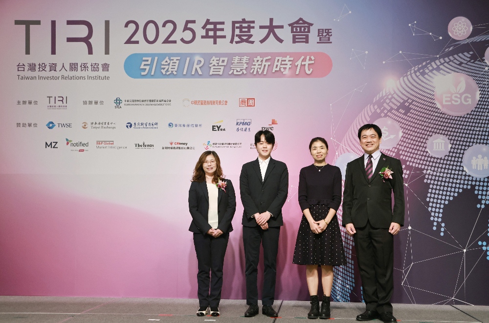 圖▲台灣投資人關係協會 郭宗霖理事長頒發TIRI Awards上櫃組獎項。