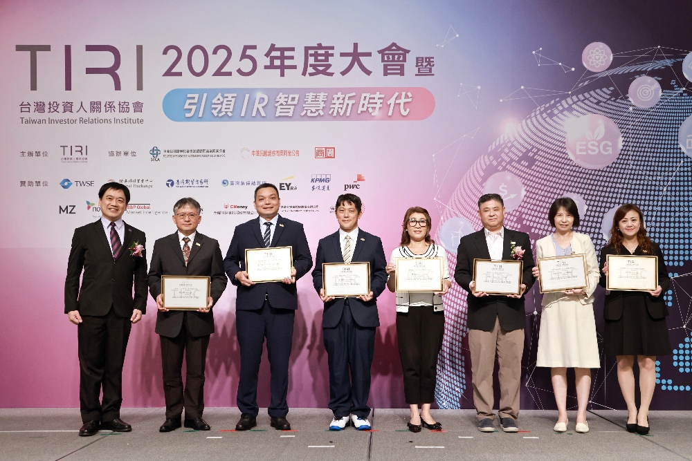 圖▲台灣投資人關係協會 郭宗霖理事長頒發TIRC專業證照。