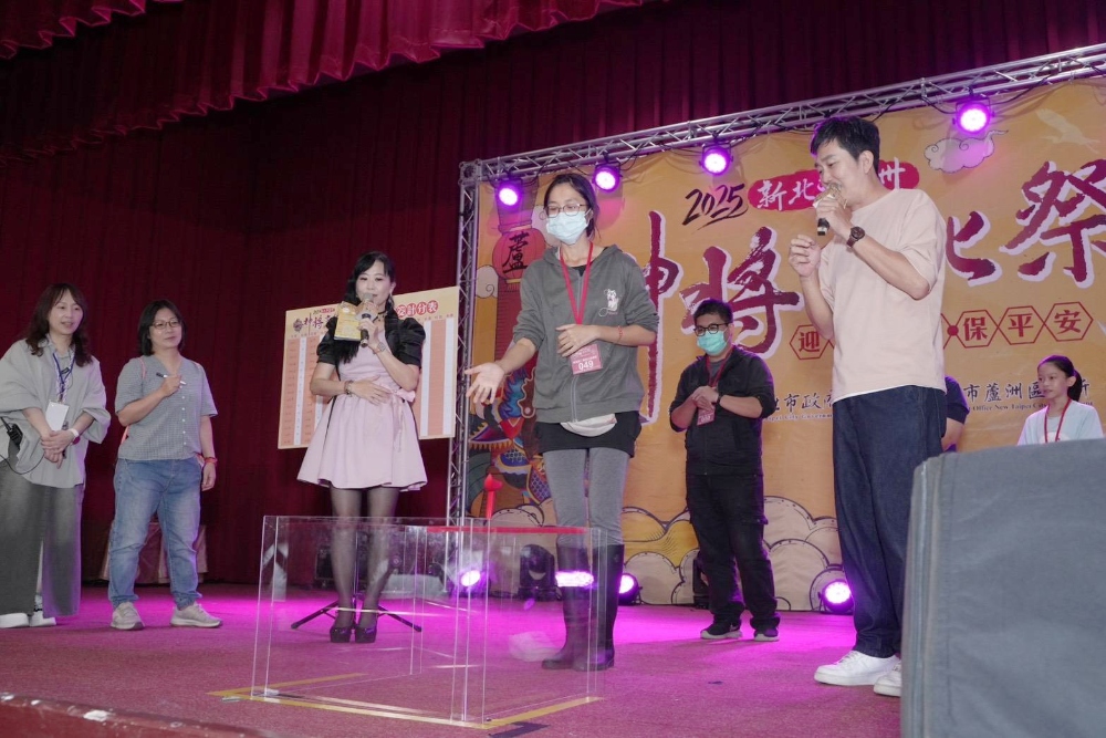 圖▲擲筊挑戰賽現場氣氛熱烈，民眾踴躍參與，最終由擲出11個聖筊的參賽者奪得冠軍。