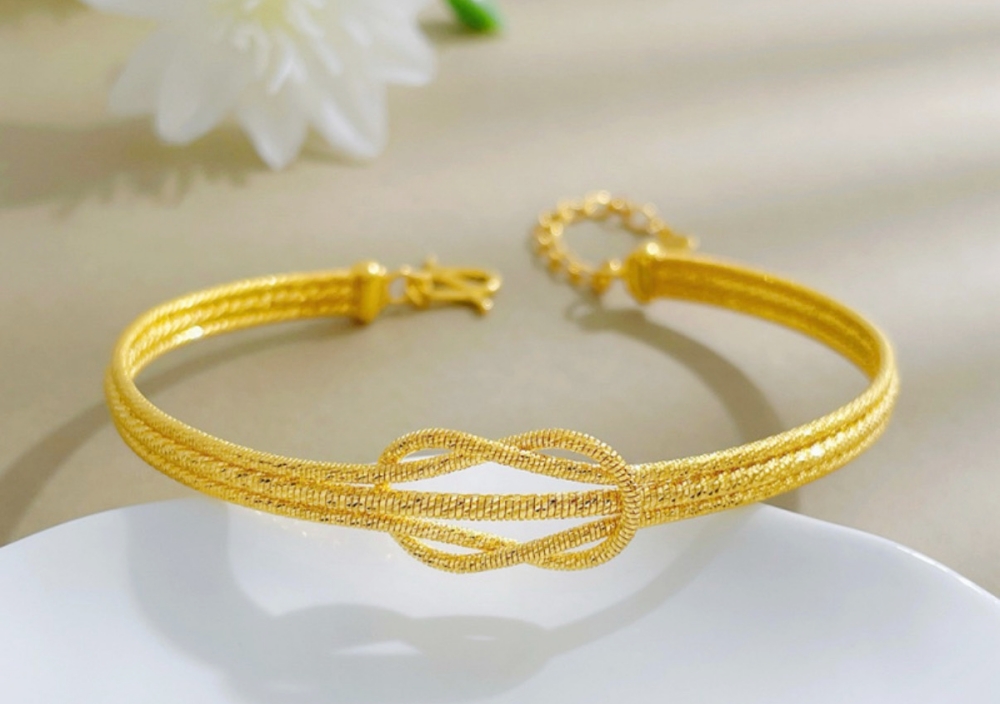 圖▲【三層繩結鏈鐲】把好運繫在腕上，從此一路相隨。(圖/冠君銀樓提供)