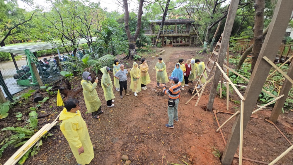 中原大學設計學院從文化扎根到實作落地:設計原專班「模型 × 場域 × 建造」整合式教學成果 4 01%E5%B8%AB%E7%94%9F%E6%96%BC%E4%BF%A1%E5%AF%A6%E5%9F%BA%E5%9C%B0%E7%8F%BE%E5%A0%B4%E9%80%B2%E8%A1%8C%E6%94%BE%E6%A8%A3%E8%88%87%E7%AB%8B%E6%9F%B1%E4%BD%8D%E7%BD%AE%E7%A2%BA%E8%AA%8D%EF%BC%8C%E4%BA%86%E8%A7%A3%E7%B5%90%E6%A7%8B%E9%85%8D%E7%BD%AE%E5%8F%8A%E5%9C%B0%E5%BD%A2%E6%95%B4%E5%90%88%E4%BD%9C%E6%A5%AD%E3%80%82 1