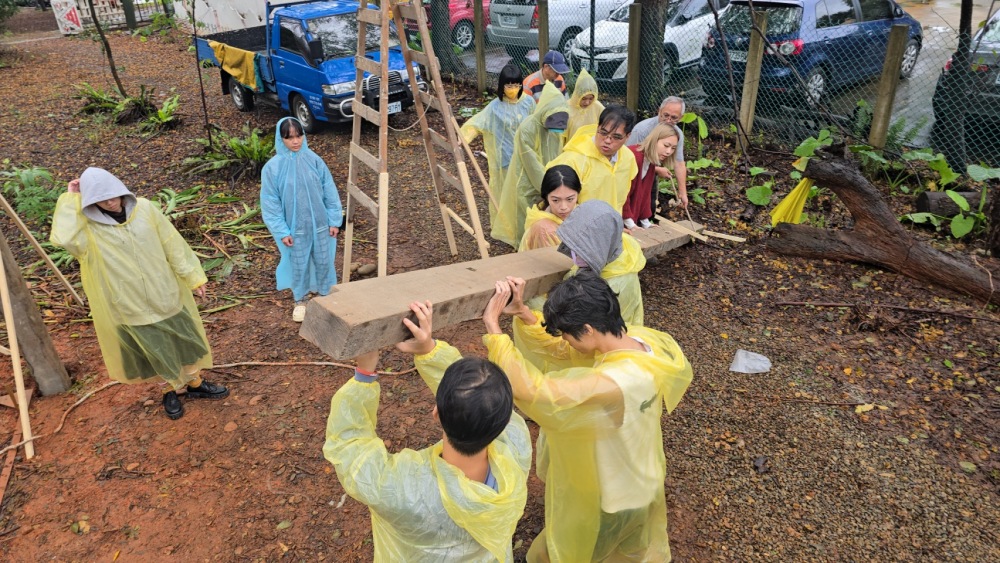 中原大學設計學院從文化扎根到實作落地:設計原專班「模型 × 場域 × 建造」整合式教學成果 5 02%E9%80%8F%E9%81%8E%E5%88%86%E5%B7%A5%E5%90%88%E4%BD%9C%E8%88%87%E9%AB%94%E9%A9%97%E5%BC%8F%E5%AD%B8%E7%BF%92%EF%BC%8C%E5%8A%A0%E6%B7%B1%E5%B0%8D%E5%82%B3%E7%B5%B1%E5%BB%BA%E7%AF%89%E6%9D%90%E6%96%99%E8%AA%8D%E7%9F%A5