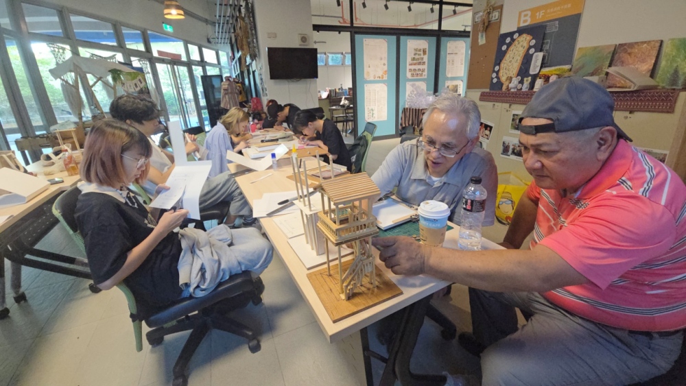 中原大學設計學院從文化扎根到實作落地:設計原專班「模型 × 場域 × 建造」整合式教學成果 6 03%E9%80%8F%E9%81%8E%E8%AA%B2%E5%A0%82%E6%A8%A1%E5%9E%8B%E6%A7%8B%E6%80%9D%E5%88%B0%E8%90%BD%E5%9C%B0%E5%B8%AB%E7%94%9F%E5%85%B1%E7%AF%89%E5%8E%9F%E6%B0%91%E6%96%87%E5%8C%96%E7%9E%AD%E6%9C%9B%E5%8F%B0%EF%BC%8C%E5%B1%95%E7%8F%BE%E5%9C%98%E9%9A%8A%E5%87%9D%E8%81%9A%E5%8A%9B%E8%88%87%E6%96%87%E5%8C%96%E8%A1%8C%E5%8B%95%E5%8A%9B