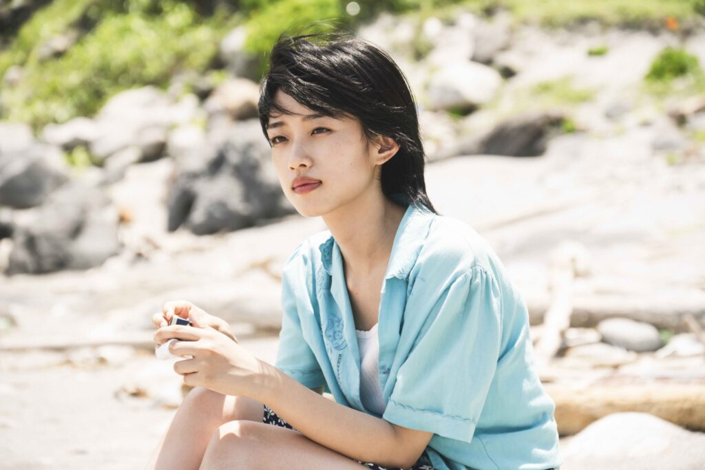 圖：【旅與日子】劇照-本片也集結了兩位日本金獎影后沈恩敬、河合優實(如圖)參與演出，分別飾演冬日的旅人以及夏日的旅人