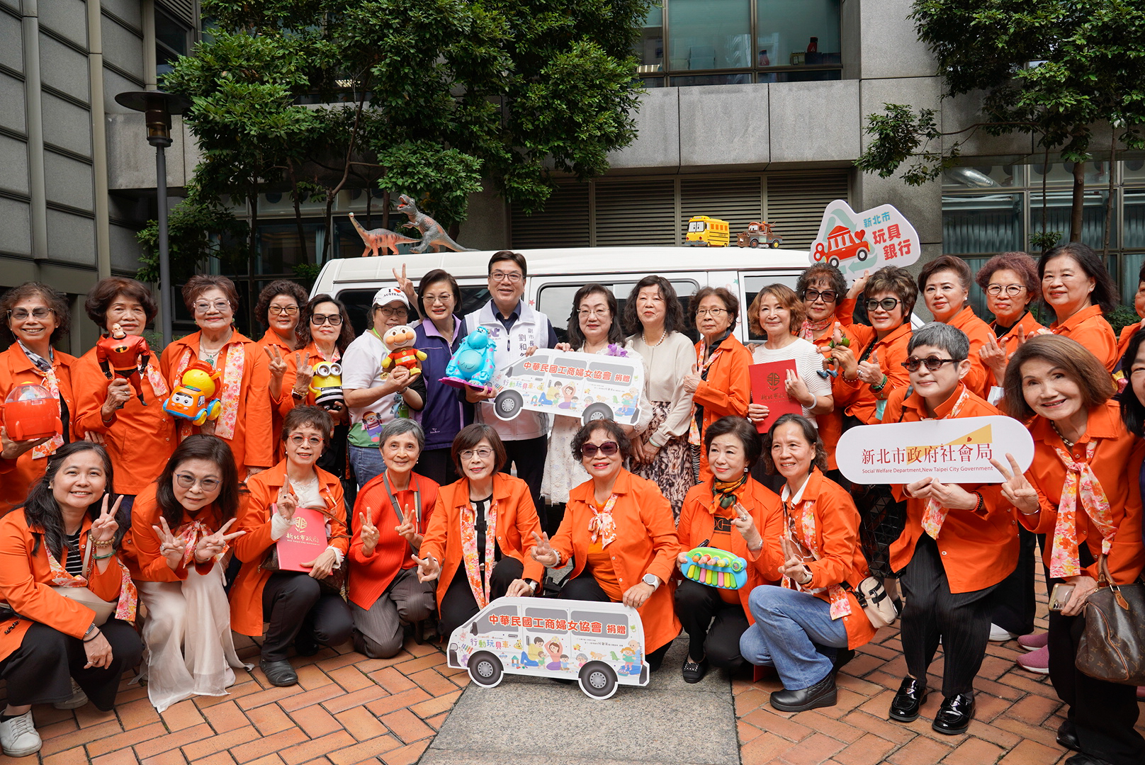 新北市「行動玩具車」2.0版啟用 工商婦女協會捐贈 深入偏鄉老少共玩 2 %E4%B8%AD%E8%8F%AF%E6%B0%91%E5%9C%8B%E5%B7%A5%E5%95%86%E5%A9%A6%E5%A5%B3%E5%8D%94%E6%9C%83%E5%A7%8A%E5%A6%B9%E5%80%91%E5%85%B1%E5%90%8C%E6%8D%90%E8%B4%88%E6%96%B0%E5%8C%97%E5%B8%82%E8%A1%8C%E5%8B%95%E7%8E%A9%E5%85%B7%E8%BB%8A