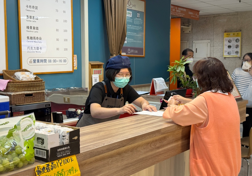 馬偕喜樂工作坊 讓身心障礙者重新找回自己! 3 01%E9%A1%A7%E5%AE%A2%E5%9C%A8%E6%AB%83%E6%AA%AF%E5%89%8D%EF%BC%8C%E6%BA%96%E5%82%99%E9%BB%9E%E9%A4%90%EF%BC%8C%E5%93%A1%E5%B7%A5%E7%86%9F%E7%B7%B4%E6%93%8D%E4%BD%9C%E9%BB%9E%E9%A4%90%E6%A9%9F%E5%8F%B0 1