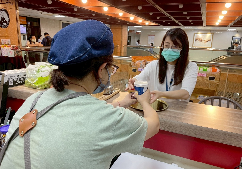 馬偕喜樂工作坊 讓身心障礙者重新找回自己! 4 02%E9%A4%90%E9%BB%9E%E5%AE%8C%E6%88%90%E5%BE%8C%EF%BC%8C%E8%A6%AA%E6%89%8B%E4%BA%A4%E7%B5%A6%E9%A1%A7%E5%AE%A2%EF%BC%8C%E8%83%BD%E8%81%BD%E8%A6%8B%E4%B8%80%E5%8F%A5%E3%80%8C%E8%AC%9D%E8%AC%9D%E3%80%8D%EF%BC%8C%E5%B0%8D%E5%93%A1%E5%B7%A5%E4%BE%86%E8%AA%AA%E9%83%BD%E6%98%AF%E9%BC%93%E5%8B%B5