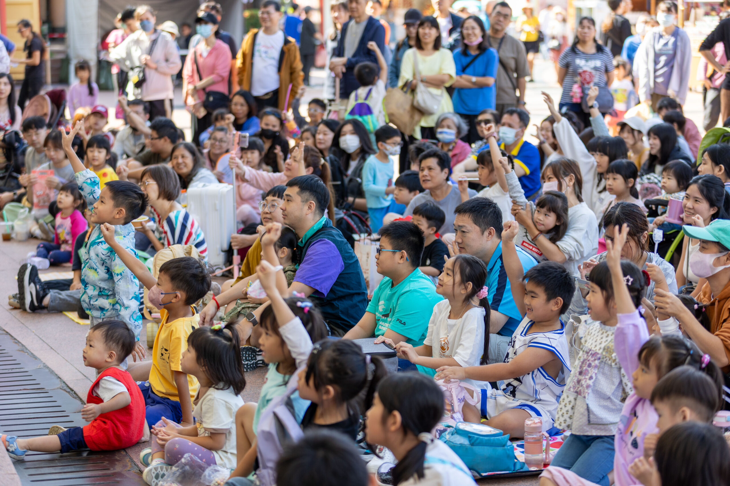 童樂馬戲揭開歡樂篇章 親子齊聚共度快樂時光 4 %E3%80%8C%E7%AB%A5%E6%A8%82%E9%A6%AC%E6%88%B2%E5%98%89%E5%B9%B4%E8%8F%AF%E3%80%8D%E6%96%BC%E6%96%B0%E5%8C%97%E5%B8%82%E5%B8%82%E6%B0%91%E5%BB%A3%E5%A0%B4%E7%99%BB%E5%A0%B4 scaled