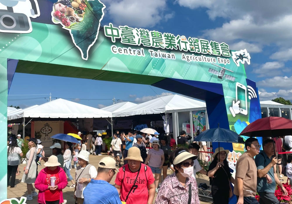 鳳凰颱風過後人潮爆發!臺中國際花毯節將突破百萬參觀人次 農特產品銷售飆破一千伍佰萬元 4 01%E8%87%BA%E4%B8%AD%E5%9C%8B%E9%9A%9B%E8%8A%B1%E6%AF%AF%E7%AF%80%E5%B0%87%E7%AA%81%E7%A0%B4%E7%99%BE%E8%90%AC%E5%8F%83%E8%A7%80%E4%BA%BA%E6%AC%A1 1