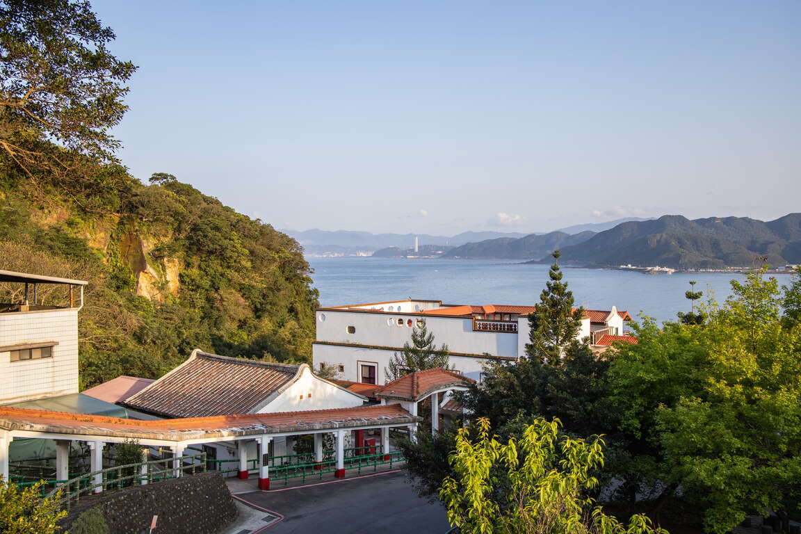 低碳工法打造野柳里步道 漫遊新北山海之間 2 %E9%87%8E%E6%9F%B3%E9%87%8C%E6%AD%A5%E9%81%93%E7%B5%82%E9%BB%9E%E7%82%BA%E4%BB%81%E6%84%9B%E4%B9%8B%E5%AE%B6%EF%BC%8C%E5%8F%AF%E9%81%A0%E7%9C%BA%E7%BF%A1%E7%BF%A0%E7%81%A3%E8%88%87%E5%91%A8%E9%82%8A%E9%A2%A8%E6%99%AF%E3%80%82%E6%AD%A4%E8%99%95%E8%A6%96%E9%87%8E%E9%96%8B%E9%97%8A%EF%BC%8C%E6%98%AF%E6%AD%A5%E9%81%93%E6%B2%BF%E7%B7%9A%E6%9C%80%E5%85%B7%E4%BB%A3%E8%A1%A8%E6%80%A7%E7%9A%84%E8%A7%80%E6%99%AF%E4%BD%8D%E7%BD%AE%E4%B9%8B%E4%B8%80