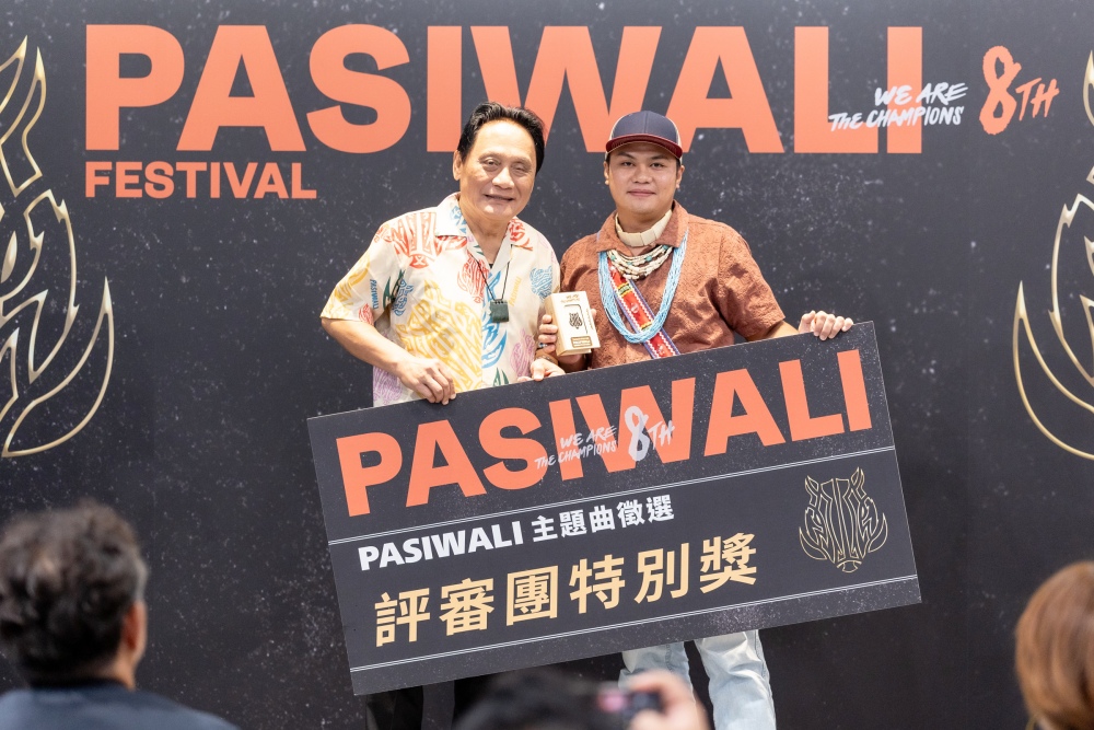 PASIWALI邁入第8屆 首屆主題曲競賽頒獎 6 03%E5%8E%9F%E4%BD%8F%E6%B0%91%E6%97%8F%E5%9C%8B%E9%9A%9B%E9%9F%B3%E6%A8%82%E7%AF%802025PASIWALI%E4%B8%BB%E9%A1%8C%E6%9B%B2%E5%BE%B5%E9%81%B8%E8%A9%95%E5%AF%A9%E5%9C%98%E7%89%B9%E5%88%A5%E7%8D%8E%E5%BC%B5%E6%9D%B0