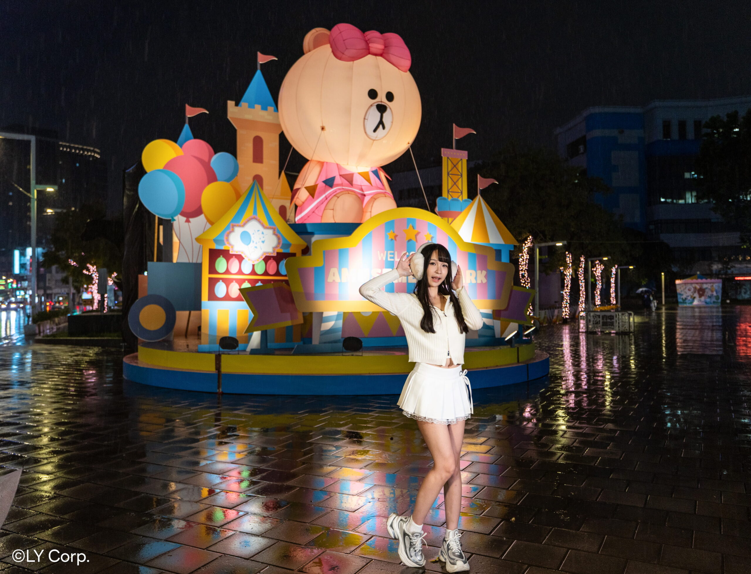 %E5%BA%9C%E4%B8%AD%E5%BB%A3%E5%A0%B4%E7%87%88%E5%8D%80%E3%80%8CLINE FRIENDS%E5%86%92%E9%9A%AA%E9%81%8A%E6%A8%82%E5%A0%B4%E3%80%8D%E4%B8%AD%EF%BC%8C%E6%9C%89%E5%8F%AF%E6%84%9B%E7%9A%84%E7%86%8A%E7%BE%8E%E5%9D%90%E9%8E%AE%E5%BA%9C%E4%B8%AD%E5%BB%A3%E5%A0%B4%E8%BF%8E%E6%8E%A5%E6%AF%8F%E4%BD%8D%E4%BE%86%E8%A8%AA%E7%9A%84%E9%81%8A%E5%AE%A2 scaled