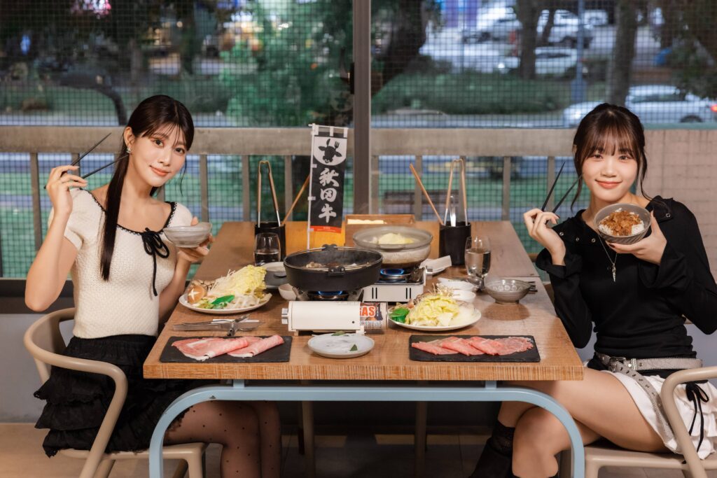 %E5%8F%B0%E7%95%9C%E6%97%97%E4%B8%8B%E7%B2%BE%E5%93%81%E8%82%89%E5%93%81%E7%89%8CROU BY T HAM %E6%96%BC%E5%B9%B4%E5%BA%95%E9%9A%86%E9%87%8D%E6%8E%A8%E5%87%BA%E3%80%8C%E7%A7%8B%E7%94%B0%E7%89%9B%E9%99%90%E5%AE%9A%E5%A5%97%E9%A4%90%E3%80%8D%EF%BC%8C%E9%82%80%E8%AB%8B%E9%98%BF%E9%83%A8%E7%91%AA%E5%88%A9%E4%BA%9E%EF%BC%88%E5%B7%A6%EF%BC%89%E8%88%87%E5%A5%BD%E5%8F%8B%E6%9D%8E%E9%87%87%E6%BD%94%EF%BC%88%E5%8F%B3%EF%BC%89%E6%90%B6%E5%85%88%E9%96%8B%E7%AE%B1%E3%80%82