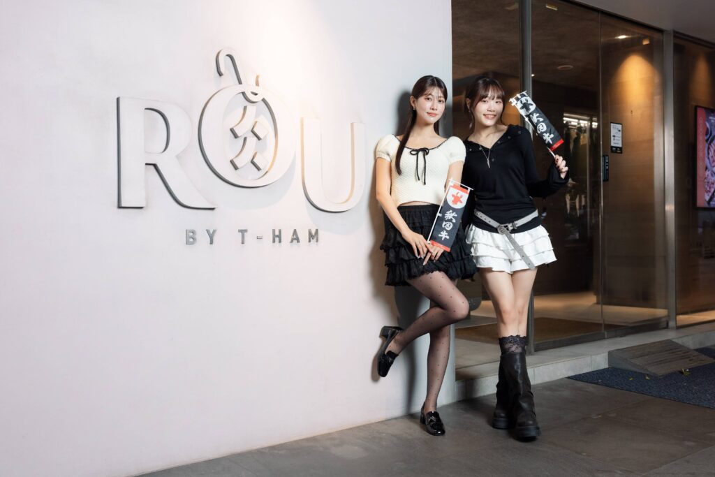 %EF%BC%88%E5%B7%A6%E8%B5%B7%EF%BC%89%E9%98%BF%E9%83%A8%E7%91%AA%E5%88%A9%E4%BA%9E%E3%80%81%E6%9D%8E%E9%87%87%E6%BD%94%E5%8F%97%E9%82%80%E6%90%B6%E5%85%88%E9%96%8B%E7%AE%B1%E3%80%8C%E7%A7%8B%E7%94%B0%E7%89%9B%E9%99%90%E5%AE%9A%E5%A5%97%E9%A4%90%E3%80%8D%E3%80%82