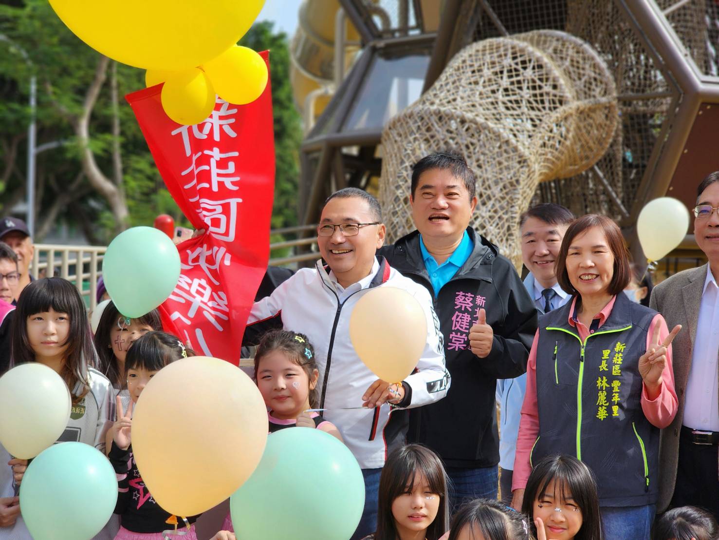 %E4%BE%AF%E5%8F%8B%E5%AE%9C%E5%B8%82%E9%95%B7%E7%A9%BF%E7%99%BD%E5%A4%96%E5%A5%97%E5%AE%A3%E5%B8%83%E6%96%B0%E8%8E%8A%E5%8D%80%E5%BF%AB%E6%A8%82%E5%85%AC%E5%9C%92%E6%AD%A3%E5%BC%8F%E5%95%9F%E7%94%A8%EF%BC%8C%E8%88%87%E5%AD%A9%E7%AB%A5%E9%96%8B%E5%BF%83%E5%90%88%E7%85%A7%EF%BC%8C%E6%B0%A3%E6%B0%9B%E5%85%85%E6%BB%BF%E6%AD%A1%E6%A8%82