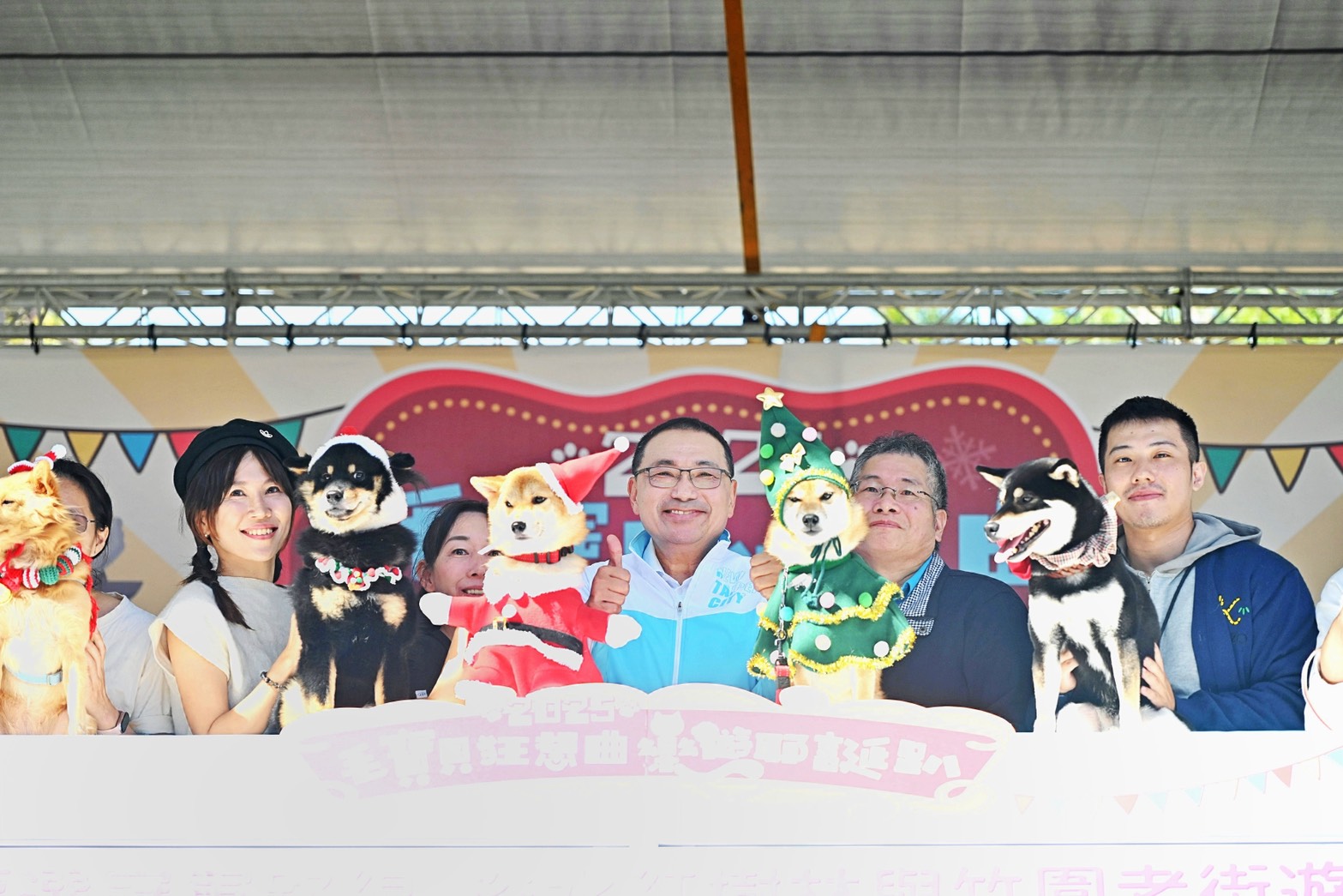 %E6%96%B0%E5%8C%97%E5%B8%82%E9%95%B7%E4%BE%AF%E5%8F%8B%E5%AE%9C%E8%87%B3%E6%9D%BF%E6%A9%8B%E8%BB%8A%E7%AB%99%E7%AB%99%E5%89%8D%E5%BB%A3%E5%A0%B4%E5%8F%83%E8%88%87%E3%80%8C2025%E6%AF%9B%E5%AF%B6%E8%B2%9D%E7%8B%82%E6%83%B3%E6%9B%B2%E6%A8%82%E9%81%8A%E8%80%B6%E8%AA%95%E8%B6%B4%E3%80%8D