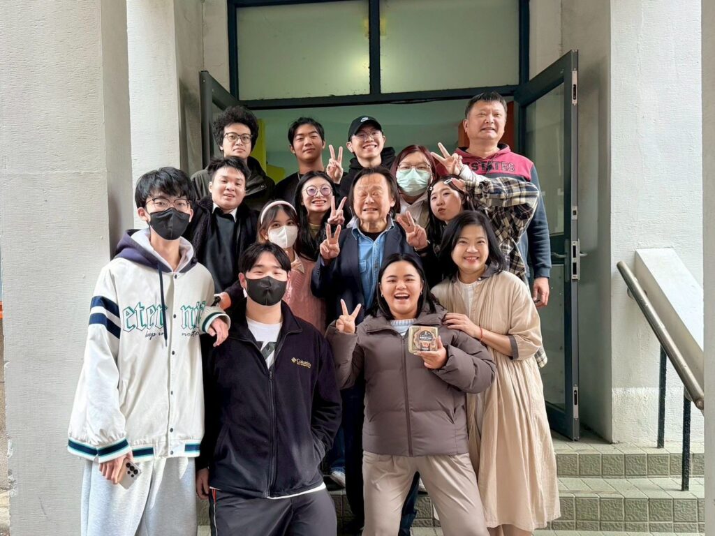 圖:王世堅委員的進場引發了全校學生的高潮,學生們的尖叫聲簡直可以蓋過校園的鐘聲!(台北海大提供)