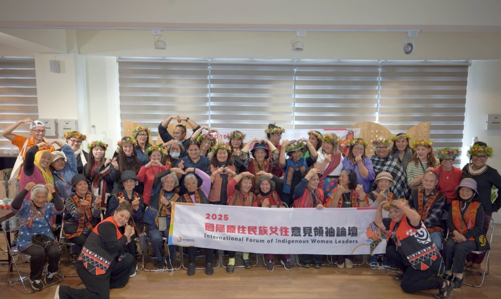 原民會舉辦2025年國際原住民族女性意見領袖論壇 19 01%E5%8E%9F%E6%B0%91%E6%9C%83%E8%88%89%E8%BE%A62025%E5%B9%B4%E5%9C%8B%E9%9A%9B%E5%8E%9F%E4%BD%8F%E6%B0%91%E6%97%8F%E5%A5%B3%E6%80%A7%E6%84%8F%E8%A6%8B%E9%A0%98%E8%A2%96%E8%AB%96%E5%A3%87 1