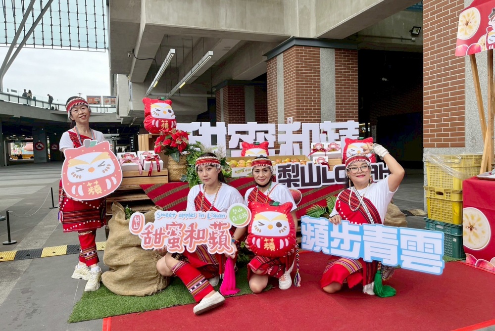 「2025 梨山森活節‧甜蜜和蘋」梨山蜜蘋果季 台中火車站快閃開跑 10 03%E6%A2%A8%E5%B1%B1%E8%9C%9C%E8%98%8B%E6%9E%9C%E5%AD%A3