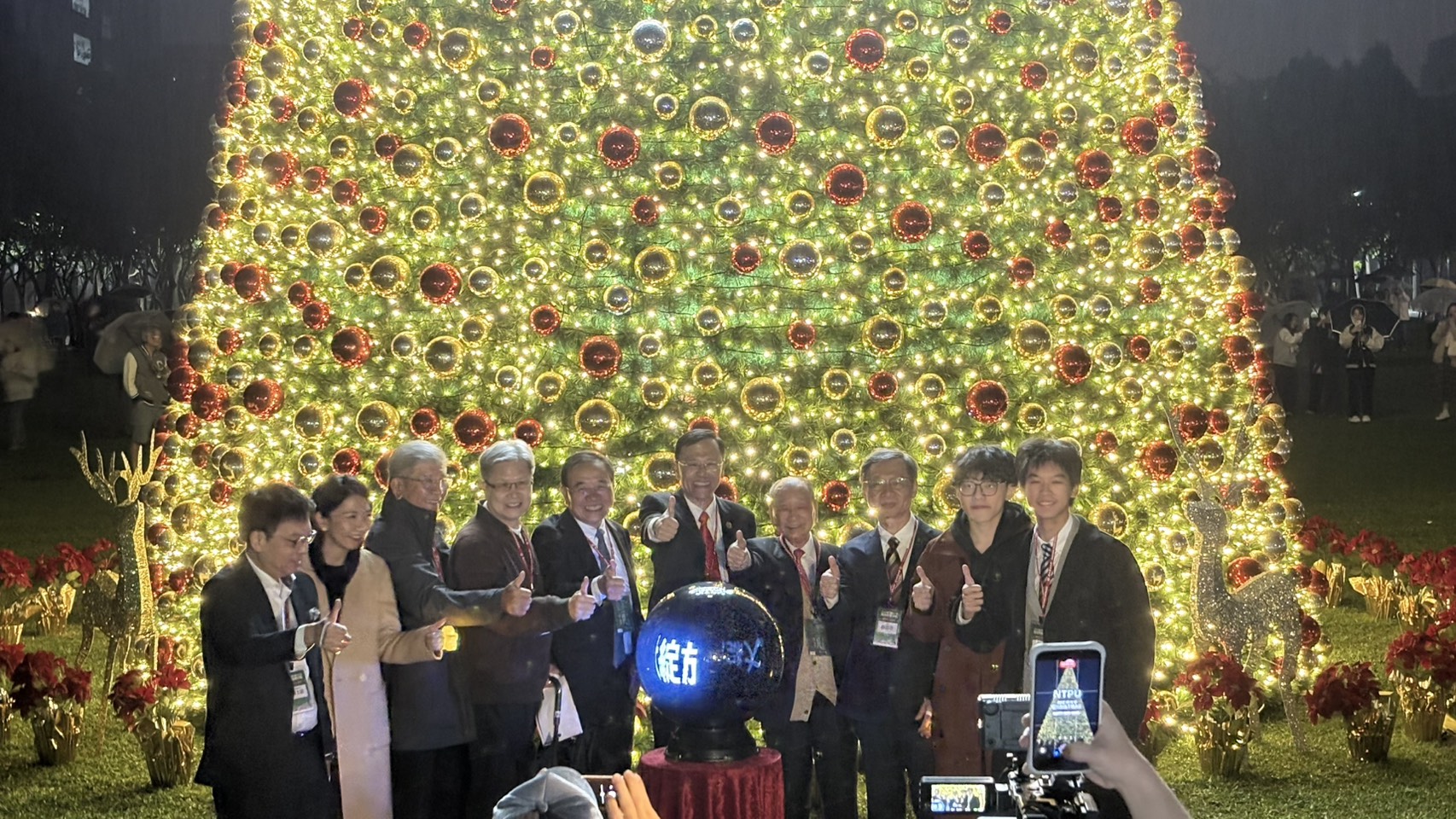 三峽最高最美聖誕樹登場 臺北大學攜手社區點亮「北大耶誕城」 6 %E8%87%BA%E5%8C%97%E5%A4%A7%E5%AD%B8%E6%A0%A1%E9%95%B7%E6%9E%97%E9%81%93%E9%80%9A%E5%8F%B3%E4%BA%94%E3%80%81%E6%A0%A1%E5%8F%8B%E7%B8%BD%E6%9C%83%E7%90%86%E4%BA%8B%E9%95%B7%E8%A8%B1%E6%98%8E%E4%BB%81%E5%8F%B3%E5%85%AD%E4%B8%BB%E6%8C%81%E9%BB%9E%E7%87%88%E5%84%80%E5%BC%8F