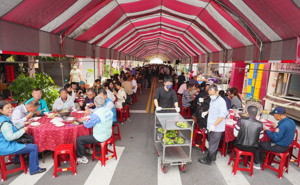 全世界永靖人的家庭日 「謝平安家年華」萬人齊聚呷平安 6 01%E4%BB%8A%E5%B9%B4%E7%9A%84%E3%80%8C%E6%A2%85%E8%8A%B1%E5%B9%B3%E5%AE%89%E5%AE%B4%E3%80%8D%E6%9B%B4%E6%98%AF%E7%9B%9B%E6%B3%81%E7%A9%BA%E5%89%8D%EF%BC%8C%E5%B8%AD%E9%96%8B338%E6%A1%8C%EF%BC%8C%E5%89%B5%E4%B8%8B%E6%AD%B7%E5%B9%B4%E6%96%B0%E9%AB%98%E3%80%82%E5%9C%96%E9%A0%82%E6%96%B0%E5%92%8C%E5%BE%B7%E6%96%87%E6%95%99%E5%9F%BA%E9%87%91%E6%9C%83