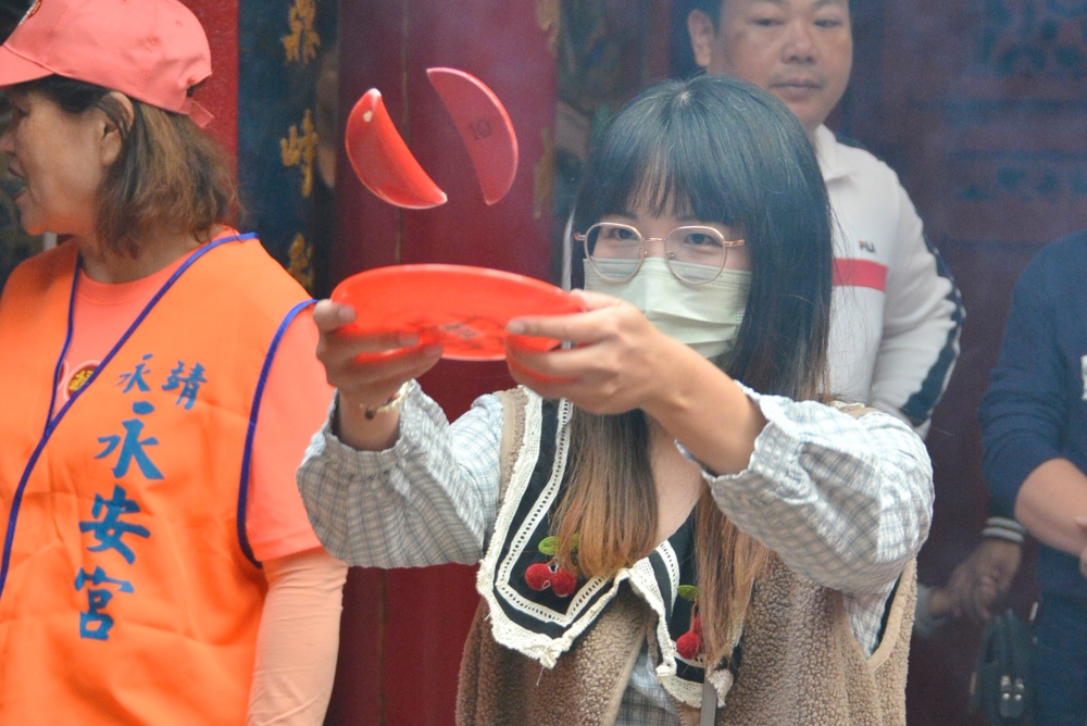 全世界永靖人的家庭日 「謝平安家年華」萬人齊聚呷平安 8 04%E6%B0%91%E7%9C%BE%E6%96%BC%E6%B0%B8%E5%AE%89%E5%AE%AE%E5%8F%83%E8%88%87%E3%80%8C%E6%93%B2%E7%AD%8A%E6%8C%91%E6%88%B0%E8%B3%BD%E3%80%8D%EF%BC%8C%E8%A6%AA%E6%89%8B%E6%93%B2%E7%AD%8A%E5%90%91%E7%A5%9E%E6%98%8E%E7%A5%88%E7%A6%8F%EF%BC%8C%E6%84%9F%E5%8F%97%E6%B0%B8%E9%9D%96%E6%AD%B2%E6%9C%AB%E8%AC%9D%E5%B9%B3%E5%AE%89%E7%9A%84%E5%82%B3%E7%B5%B1%E4%BF%A1