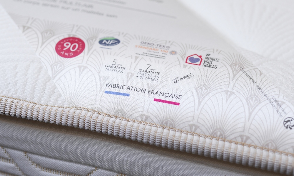 進口床墊的「產地盲區」:如何辨識你買到的是「品牌」還是「真正的歐洲製造」? Epeda 100% 法國原裝製造 5 02%E6%B6%88%E8%B2%BB%E8%80%85%E8%B2%B7%E5%88%B0%E7%9A%84%E6%AF%8F%E4%B8%80%E5%BC%B5 Epeda %E5%BA%8A%E5%A2%8A%EF%BC%8C%E9%83%BD%E6%98%AF%E5%BE%9E%E6%B3%95%E5%9C%8B%E5%B7%A5%E5%BB%A0%E7%9B%B4%E6%8E%A5%E5%8E%9F%E5%B0%81%E4%B8%8D%E5%8B%95%E5%9C%B0%E9%81%8B%E9%80%81%E5%88%B0%E5%8F%B0%E7%81%A3