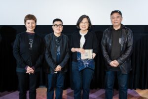 圖:導演陳玉勳、監製葉如芬、李烈特別贈送電影原聲帶、周邊T恤以及手帕給前總統蔡英文留念,場面相當溫馨。(左起監製李烈、葉如芬、前總統蔡英文、導演陳玉勳)/華文創-提供