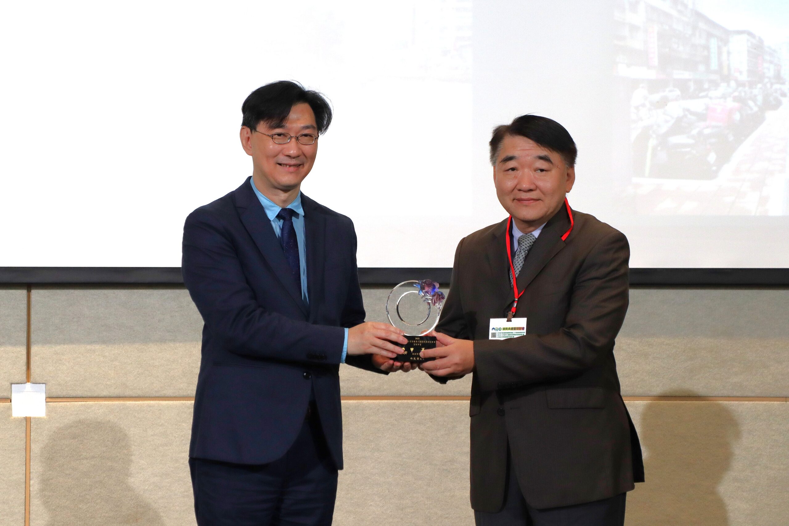 %E6%96%B0%E5%8C%97%E5%B8%82%E5%85%B1%E5%90%8C%E7%AE%A1%E9%81%93%E3%80%81%E9%81%93%E8%B7%AF%E9%A4%8A%E8%AD%B7%E6%9A%A8%E4%BA%BA%E8%A1%8C%E7%92%B0%E5%A2%83%E7%84%A1%E9%9A%9C%E7%A4%99%E8%80%83%E8%A9%95%E7%8D%B2%E4%B8%AD%E5%A4%AE%E8%82%AF%E5%AE%9A%EF%BC%8C%E7%94%B1%E5%B7%A5%E5%8B%99%E5%B1%80%E9%95%B7%E9%A6%AE%E5%85%86%E9%BA%9F%E5%8F%B3%E4%BB%A3%E8%A1%A8%E5%B8%82%E5%BA%9C%EF%BC%8C%E6%8E%A5%E5%8F%97%E5%85%A7%E6%94%BF%E9%83%A8%E6%AC%A1%E9%95%B7%E8%91%A3%E5%BB%BA%E5%AE%8F%E9%A0%92%E7%8D%8E scaled