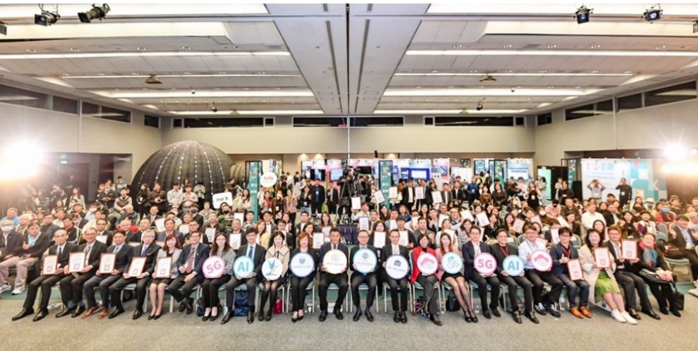 01AI%E8%88%875G%E6%87%89%E7%94%A8%E5%8D%94%E5%8A%A9%E4%B8%AD%E5%B0%8F%E4%BC%81%E6%A5%AD%E6%95%B8%E4%BD%8D%E8%BD%89%E5%9E%8B%E5%8F%8A%E5%89%B5%E6%96%B0 1